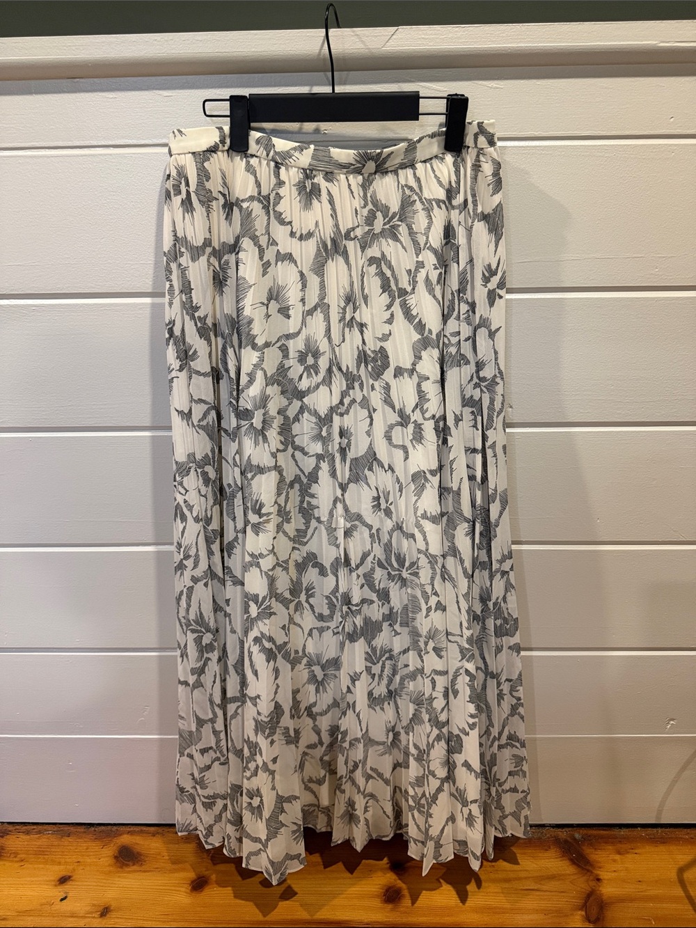 Banana Republic White & Gray Floral Pleated Maxi Skirt